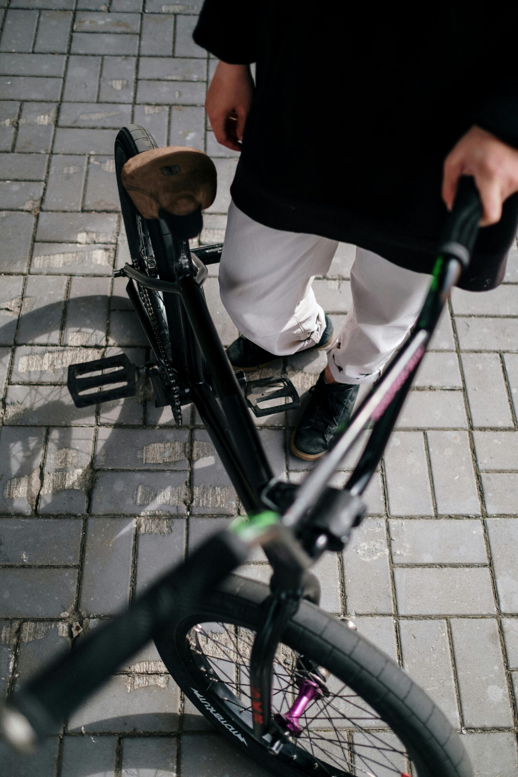 Smart Cykelförvaring: Cykelboxar och Tvåvåningscykelställ för Optimerad Platsanvändning